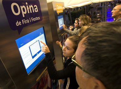 Las pantallas táctiles de los primeros  opinómetros   instalados atrajeron ayer  a los ciudadanos de Gandia.