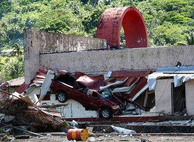 Daños causados por un  tsunami  en un edificio en Pago Pago, capital de la Samoa Americana.