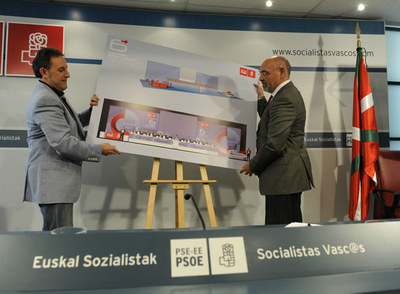 Pastor (a la derecha) y Alfonso Gil presentaron el pasado miércoles en Bilbao el congreso del PSE.