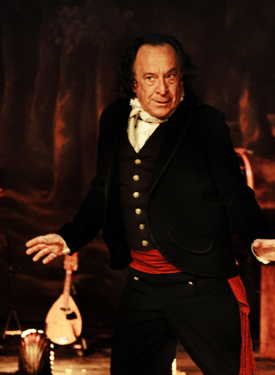 Albert Vidal, en una escena de   Historia de Juan, nacido de un osorn  , que estrenó ayer en Alcalá de Henares.