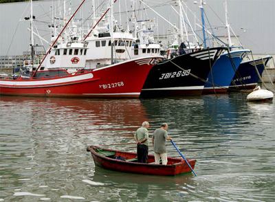 Puerto de Bermeo, donde está ubicada la empresa propietaria del atunero  Alakrana. 
