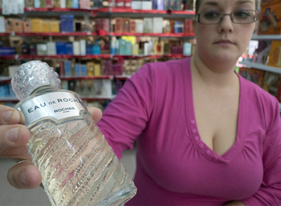 Mayka Martínez, con el perfume que devolvió la juez.