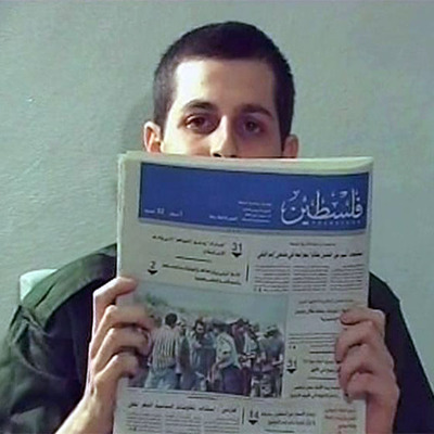 Shalit con  Filisteen,  el periódico de Hamás, en las manos.