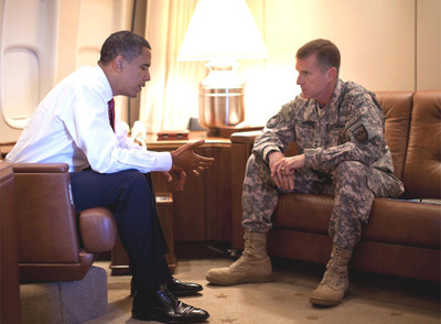 Barack Obama y el general McChrystal, ayer en el  Air Force One. 