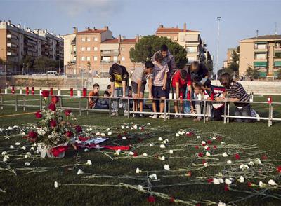 Un banquillo sin fijaciones mata a un niño en un campo de fútbol de Sabadell