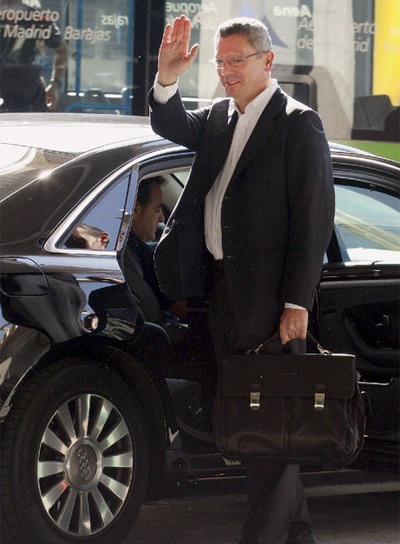 Alberto Ruiz-Gallardón, ayer a su regreso a Madrid.