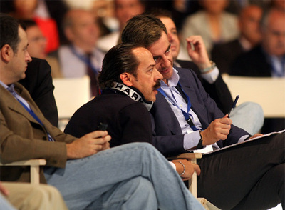 El Bigotes, entre Ricardo Costa (a la derecha) y David Serra, vicesecretario de Organización del PP valenciano.