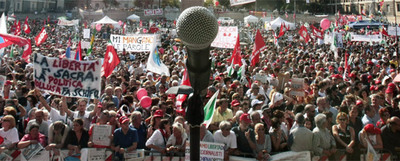 Decenas de miles de personas se concentraron ayer en la Plaza del Pueblo de Roma en defensa de la libertad de expresión.