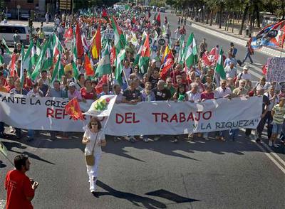 Miles de personas reclaman en Sevilla una huelga general