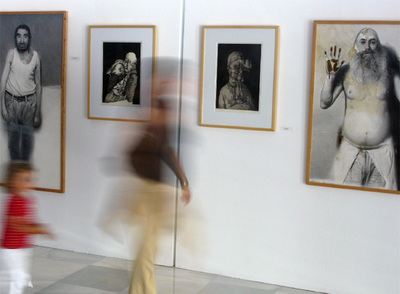 Un aspecto de la exposición  De Goya a Tàpies,  en el Teatro Auditorio de Roquetas de Mar (Almería).