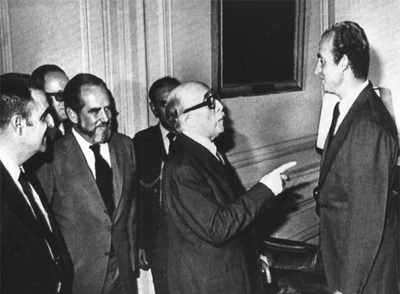 Claudio Sánchez-Albornoz charla con el Rey en la Embajada de España en Argentina, en noviembre de 1978.