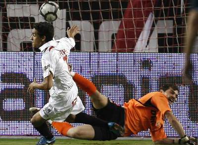 Navas marca ante Casillas el primer gol del Sevilla al Madrid.