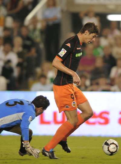 Zigic, en el momento de marcar.