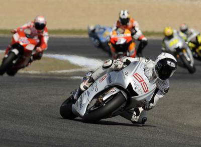 Lorenzo encabeza la carrera de Estoril seguido por Stoner, a la izquierda,  Pedrosa y Rossi.