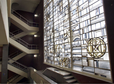 La vidriera  art déco  del vestíbulo de Filosofía y Letras fue destruida en la guerra y reconstruida el año pasado.