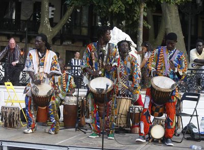 Actuación del grupo Ritmos de Senegal, en el Arenal de Bilbao, durante el   Jet Lag   de este año.rnFermín Moreno Martín expone en Bilbao.