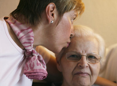 Carmen cuida de su madre, enferma de alzhéimer.