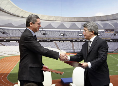 Alberto Ruiz-Gallardón, y el presidente del Atlético de Madrid, Enrique Cerezo, acordaron en diciembre de 2008 que La Peineta fuera el estadio del equipo.