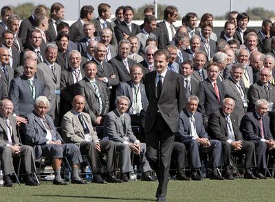 Zapatero se dirige a tirar un penalti a Casillas ante la mirada de algunos de los cerca de 400 internacionales que se dieron cita en la Ciudad del Fútbol de Las Rozas (Madrid).