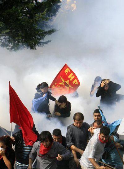 UN MUERTO Y CASI 100 DETENIDOS EN ESTAMBUL