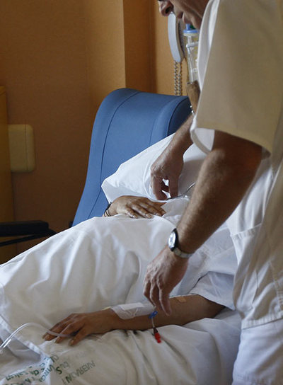 Un enfermo recibe cuidados paliativos.