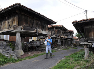 Un vecino pasea entre los hórreos de Sietes después de haber dado su compromiso de confidencialidad.rnSeis vecinos de Sietes.