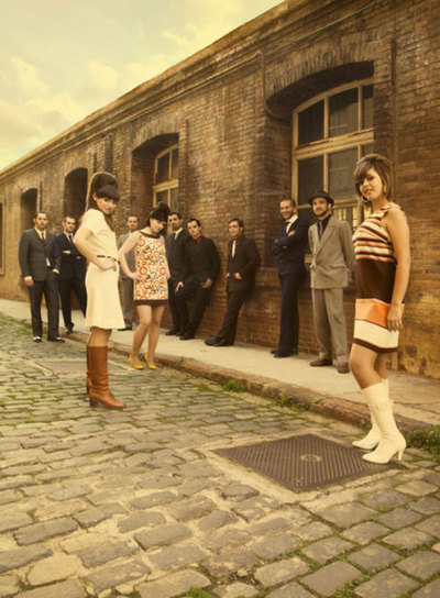 La banda The Pepper Pots, con su estética  sesentera. 