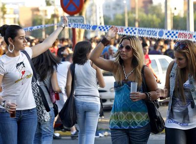 Miles de universitarios celebran con un 'macrobotellón' la apertura del curso en Sevilla