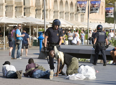 Los Mossos identifican a decenas de 'manteros' en el Port Vell
