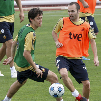 Iniesta, con el peto naranja, regatea a Iraola en la sesión del miércoles.