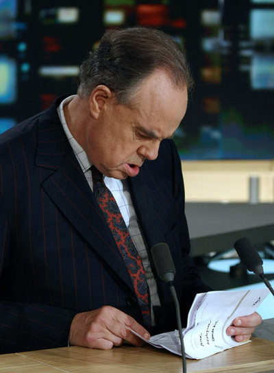 Frédéric Mitterrand revisa unas notas antes de intervenir en televisión.