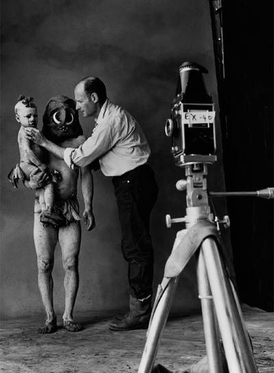 Irving Penn, durante la preparación de una sesión fotográfica.