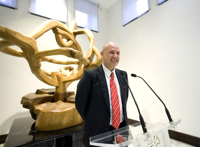 Íñigo Lamarca se dirige a los periodistas en el Parlamento tras su reelección al frente del Ararteko.