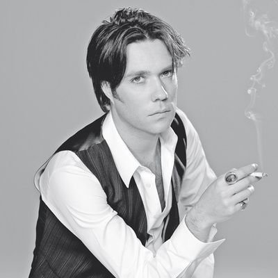  El músico Rufus Wainwright se enfrenta a los primeros reveses de la crítica y afronta el hundimiento de la industria recorriendo el mundo sólo con su piano 
