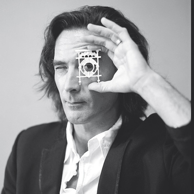  Tom DiCillo no es un extraño en San Sebastián. Aquí, sosteniendo un  souvenir  típico que replica la barandilla de la playa de La Concha. 