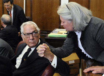 Anthony D. Marshall recibe el consuelo de su esposa, Charlene, tras conocer el veredicto.