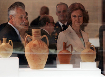 El presidente de la Junta, José Antonio Griñán, y la reina Sofía durante la inauguración ayer de la nueva sede de Medina Azahara. rn f. j. vargasrnLos arquitectos de la nueva sede han intentado reducir el impacto visual sobre el yacimiento.