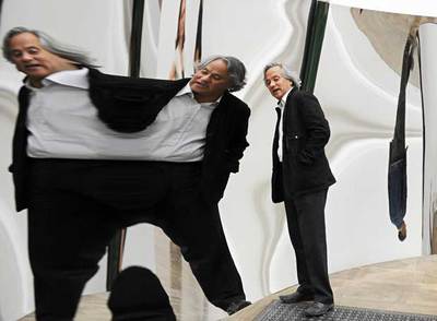 Anish Kapoor ante  Vertigo,  una de sus obras que se exponen en la Royal Academy de Londres.