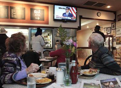 Dos estadounidenses siguen la noticia en una cafetería de Chicago.