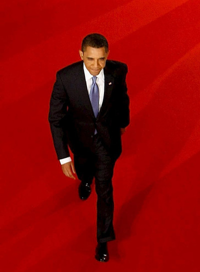 Obama, de camino a la sala de prensa, a los 100 días de mandato.