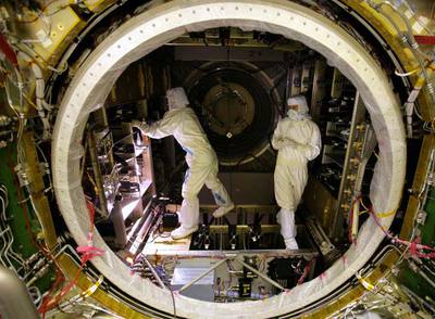 Técnicos de la ESA trabajan en la nave  Julio Verne. 