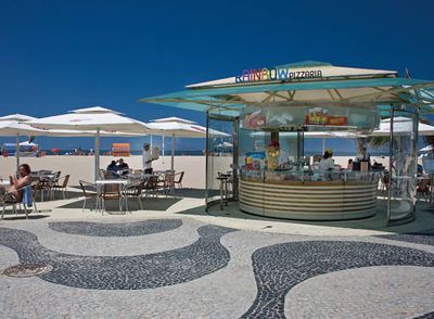 La pizzería Rainbow en la playa de Copacabana, Río de Janeiro.