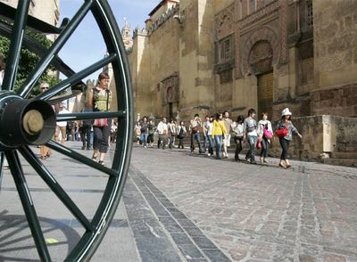 Calor veraniego en el puente de otoño