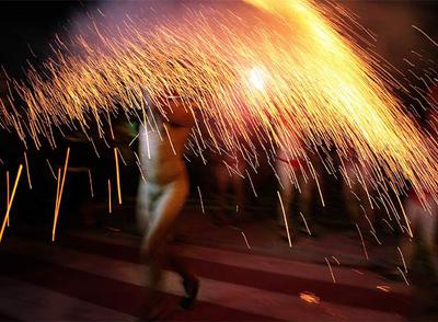 'Correfoc' nudista para defender la pirotecnia