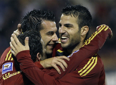 Mata, abrazado por Cesc y Negredo tras marcar el segundo gol de España, de penalti.
