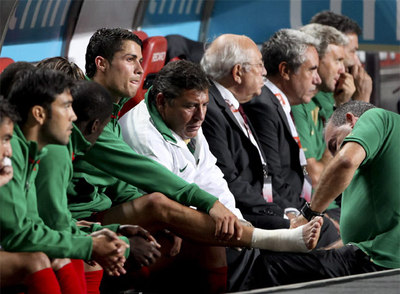 Cristiano Ronaldo, atendido por un médico en el banquillo de Portugal.