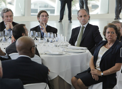 Francisco Camps, ayer antes del almuerzo del Foro España-Estados Unidos en Valencia. Lo acompañan en la mesa el embajador español en EE UU, Jorge Dezcallar (primero por la izquierda), el ex consejero delegado del BBVA José Ignacio Goirigolzarri y la alcaldesa de Valencia, Rita Barberá.