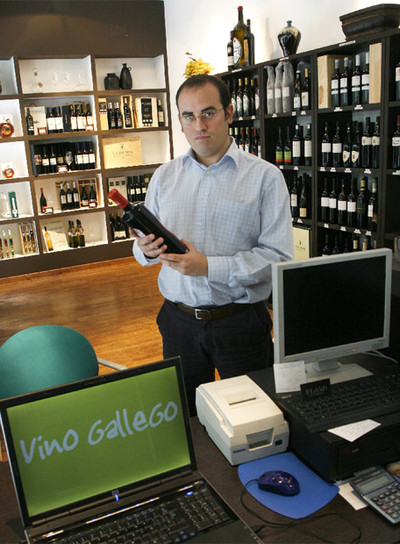 Emanuel Casais, en su tienda de Santiago.