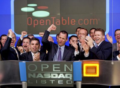 Directivos de OpenTable.com, web de reservas en restaurantes, el pasado 22 de mayo durante el primer día de cotización en el Nasdaq.