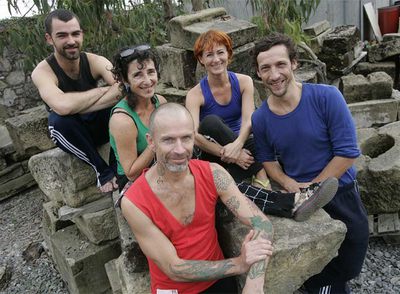 Mikel Arístegui (primero a la derecha) junto a los bailarines que participan en la representación de   UnerwartenEzustekoa.  